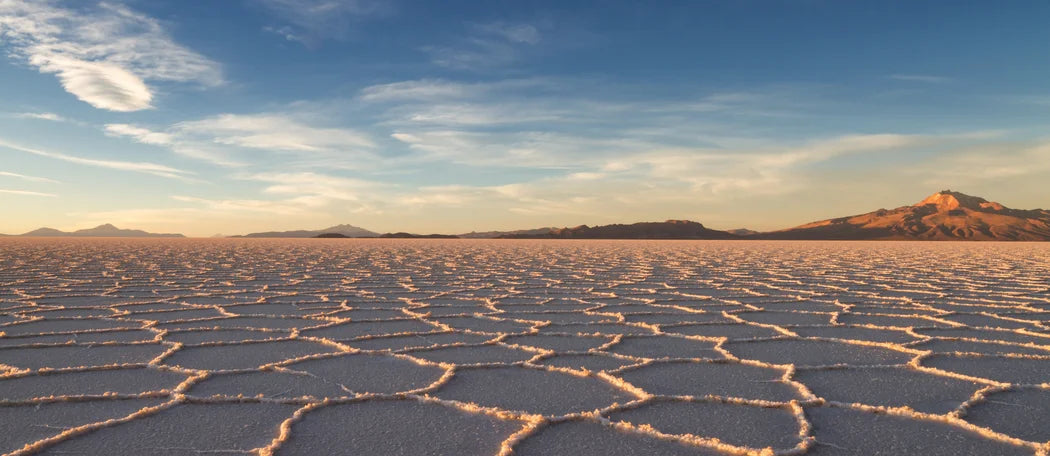 Désert de sel Salar d'Uyuni en Bolivie, au coucher du soleil